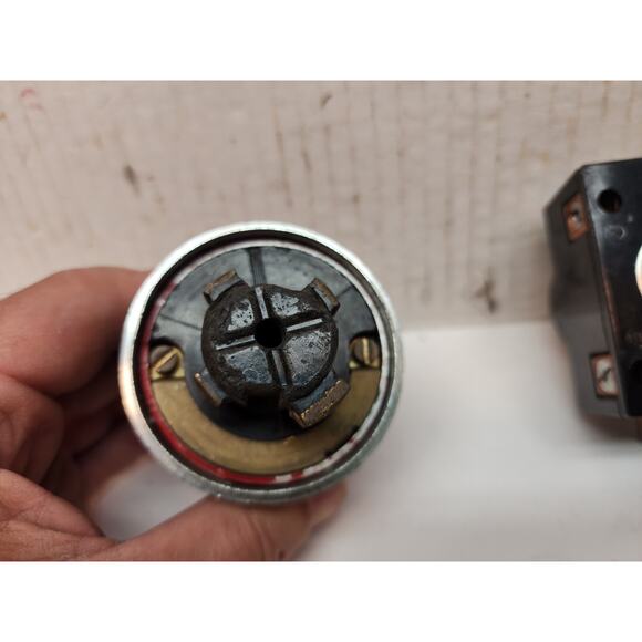 Lot Hubbell HBL20443 Hubbellock Receptacle and plug, 30 amp, 480V, 3 Pole 4 Wire - Picture 6 of 11